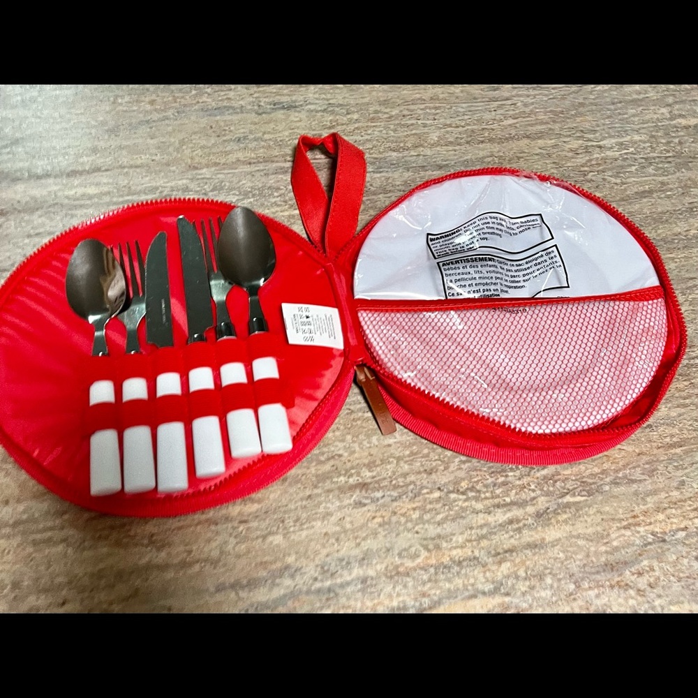 NWOT Sunnylife picnic set for two.